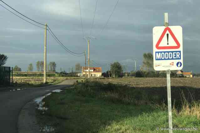 Politie vraagt begrip voor modder op de weg in combinatie met regenweer: “Geef landbouwers de tijd op te ruimen”