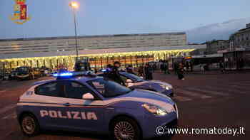 Esquilino, rubano scarpe da un furgone in sosta e scappano per il quartiere
