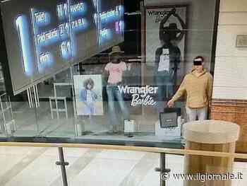 Si finge un manichino, poi svuota il negozio dopo la chiusura: incredibile colpo a Varsavia