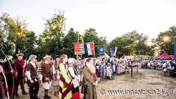 Statt Löcher und Flecken: Wie historische Kostüme in Ampfing Tradition erhalten sollen