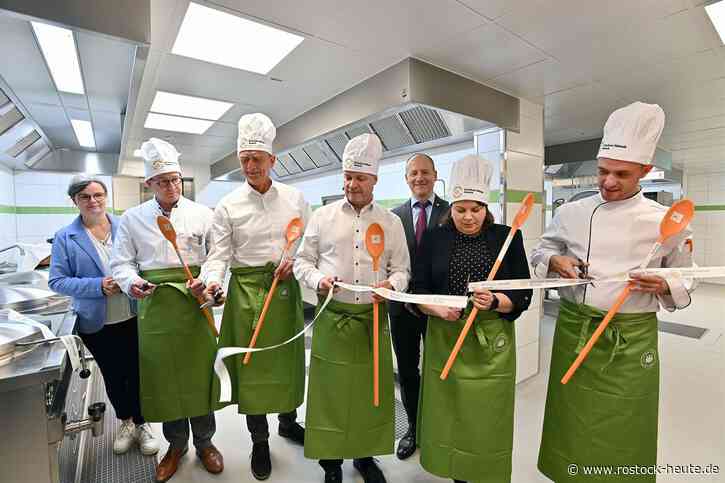 Am Klinikum Südstadt Rostock wurde heute die neue Zentralküche für Patienten und Belegschaft eröffnet. Über eine halbe Tonne Lebensmittel werden hier täglich zubereitet.