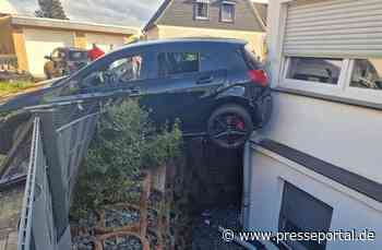 FW Moers: Verkehrsunfall endet vor Hauswand