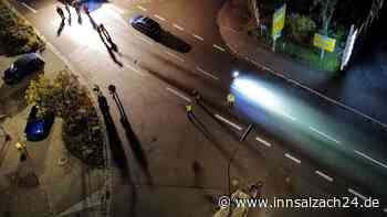 Junger Rollerfahrer (16) unter Auto eingeklemmt und lebensgefährlich verletzt