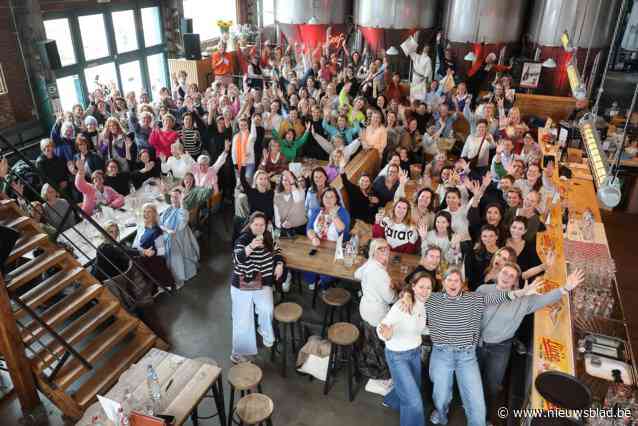 160 ‘Wandering Ladies’ wandelen door stadscentrum ten voordele van Pink Ribbon: “Elkaar een geweldige namiddag bezorgd”