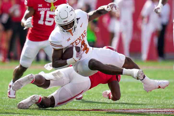 No. 8 Texas survives Smith's big day to beat Houston 31-24