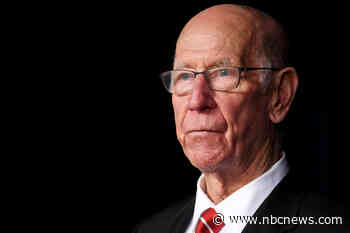 Bobby Charlton, a Manchester United and England soccer great, dies at 86