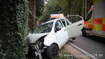 Autofahrerin kommt bei Taching mehrfach von der Straße ab und wird von Baum gestoppt