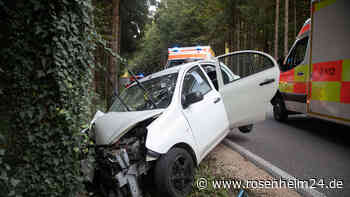Traunreuterin kommt bei Taching von der Straße ab und wird von Baum gestoppt