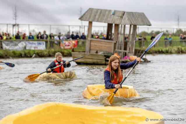 Pompoenregatta brengt massa volk op de been en in het water: “Reis geannuleerd om hier mee te kunnen doen”