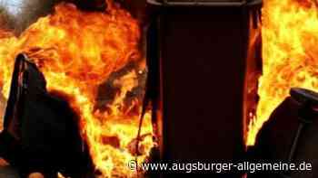 Jugendliche stecken Mülltonnen in Brand