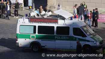 Trotz Demoverbots versammeln sich junge Männer auf Rathausplatz