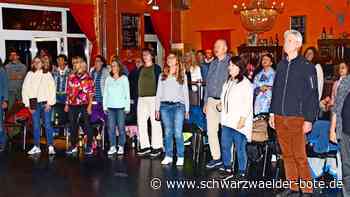 Singabend in Simmersfeld: Nach und nach füllt sich das Festspielhaus mit Sängern