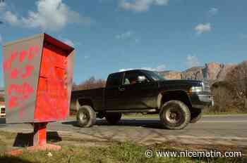 Incendiés, tagués, bâchés... Pourquoi les radars automatiques sont devenus les cibles des protestations