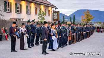 Festakt der Gebirgsschützen in Gmund: Weihwasser von oben für neue Standarte