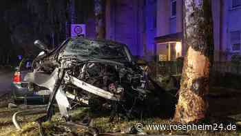 Raser (22) kracht in 30er-Zone mit Audi gegen Baum – und liegt dann auf Straße