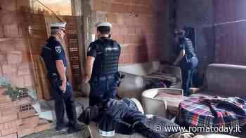 Senza acqua e luce, sommersi dai rifiuti: liberate due villette occupate