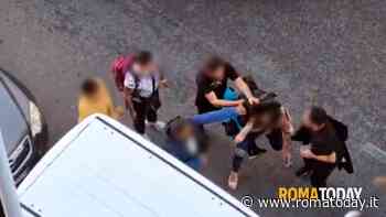 VIDEO | Lite sfocia nella violenza in strada: i residenti si svegliano e riprendono la scena