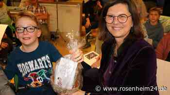 Ilse Aigner, Otfried Preußler und der kleine Wassermann unterhalten kleine Patienten in Aschau
