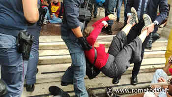 "Governo dei Balocchi", ambientalisti vestiti da Pinocchio si incatenano al ministero dei Trasporti