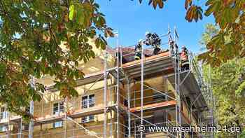 Flammen am „AELF“ in Rosenheim: Bauarbeiter setzen Dachbalken in Brand