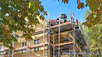 Flammen am „AELF“ in Rosenheim: Bauarbeiter setzen Dachbalken in Brand