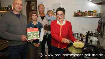 Zwei Lehrer präsentieren neues Gifhorner Kochbuch
