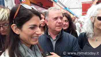 Via il nome del grillino scomparso dal centro antiviolenza. Bufera contro il Pd