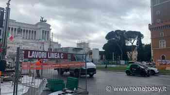 Piazza Venezia in tilt per il traffico: i tassisti vogliono via dei Fori imperiali aperta, i lavoratori lo smart working