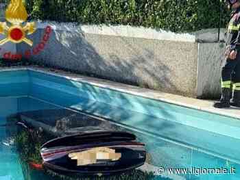 Fa manovra e finisce con l'auto elettrica nella piscina