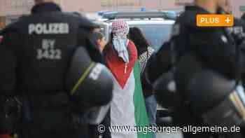 Trotz Demoverbots kommen junge Männer auf dem Rathausplatz zusammen