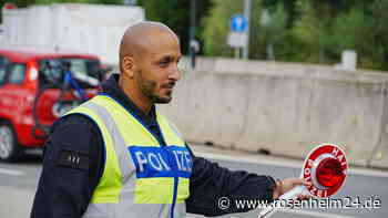 Erneut schwerer Schleuserunfall in der Region: Auto „fliegt“ bei Tittmoning in Waldstück