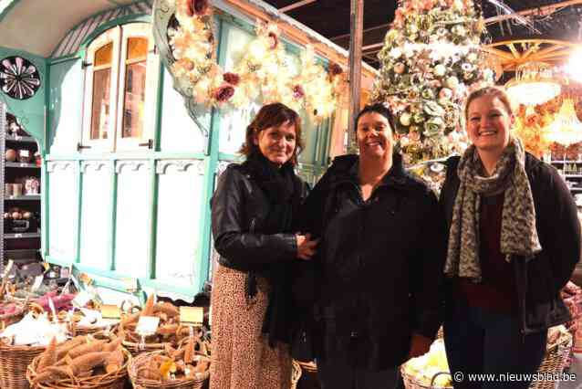 Vriendschap is: elkaar twaalf jaar niet zien, en dan afspreken op de kerstmarkt in oktober