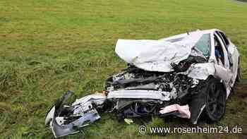 Schwerer Unfall auf B20 bei Pirach: Junger Autofahrer (19) kracht mit Opel frontal in Lkw