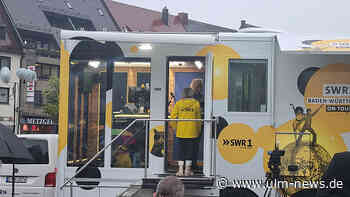 Kulthits im Dauerregen: SWR 1 Hitparaden-Truck auf dem Ulmer Münsterplatz