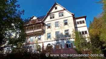 Feuer auf der Charlottenhöhe: Polizei untersucht die Brandruine mit einer Drohne