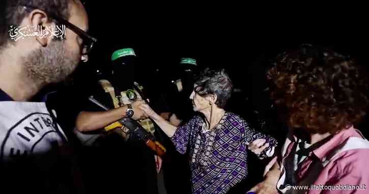 Gaza, la donna rilasciata da Hamas stringe la mano a uno dei suoi rapitori e gli dice “shalom”: il video