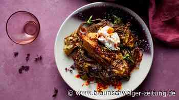 Miso-Spitzkohl mit Sobanudeln und pochiertem Ei