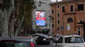 “A fianco degli ostaggi”: nelle strade di Roma le foto delle persone rapite da Hamas