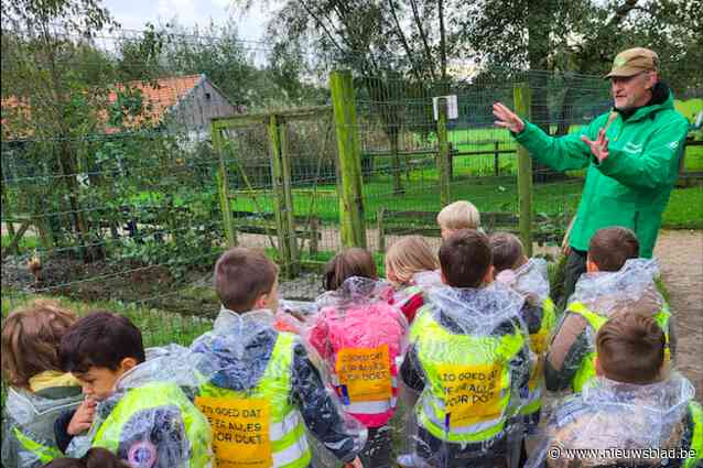 Kleuters GO! basisschool De Linde genieten van herfstwandeling met gids