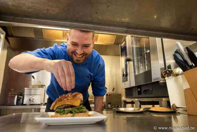 Chalet Berchem Sport weer open voor lunch, met jonge voetbalfan aan de kookpotten en ‘Berchemburger’ op het menu