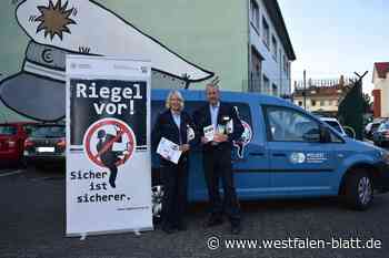 Polizei berät auf dem Paderborner Domplatz zum Einbruchschutz