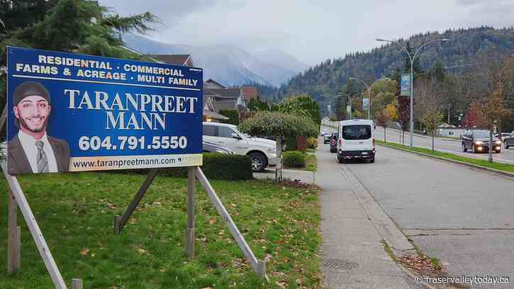 Chilliwack council passes bylaw amendment banning oversized real estate signs; fines for noncompliant realtors