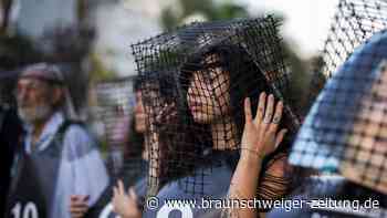 Angehörige deutscher Hamas-Geiseln protestieren in Tel Aviv