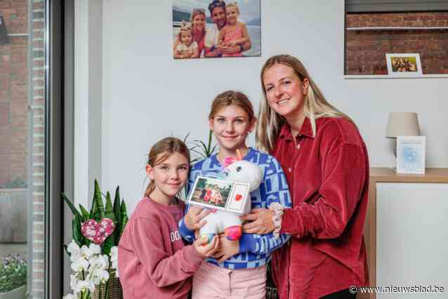 Linde (10) en Bente (7) laten hun overleden ouders de wereld rondreizen door middel van knuffel: “Mensen die unicorn terugbrengen hebben soms ook voor ons iets bij”