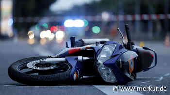 Biker kracht gegen abgestelltes Auto – er stirbt noch am Unfallort