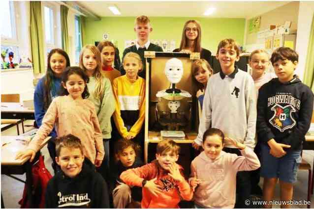STEM-leerlingen Lotus en Wout stellen robot Frankenstein voor in lagere scholen: “We willen meer kinderen overtuigen om te kiezen voor wetenschap en innovatie”