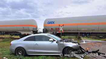 Audi wird an Bahnübergang bei Tüßling von Güterzug erfasst und in Wiese geschleudert