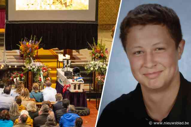 Familie en vrienden nemen afscheid van Dylan (15), die verongelukte met crossmotor: “Ik heb je veel zien genieten, je was de koning te rijk”
