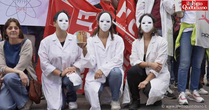 I precari della ricerca in piazza a Roma: “Viviamo in un limbo, il governo ci assuma. Col Pnrr solo personale a tempo determinato”