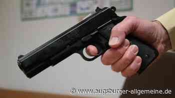 Mann läuft mit Soft-Air-Waffe durch die Stadt